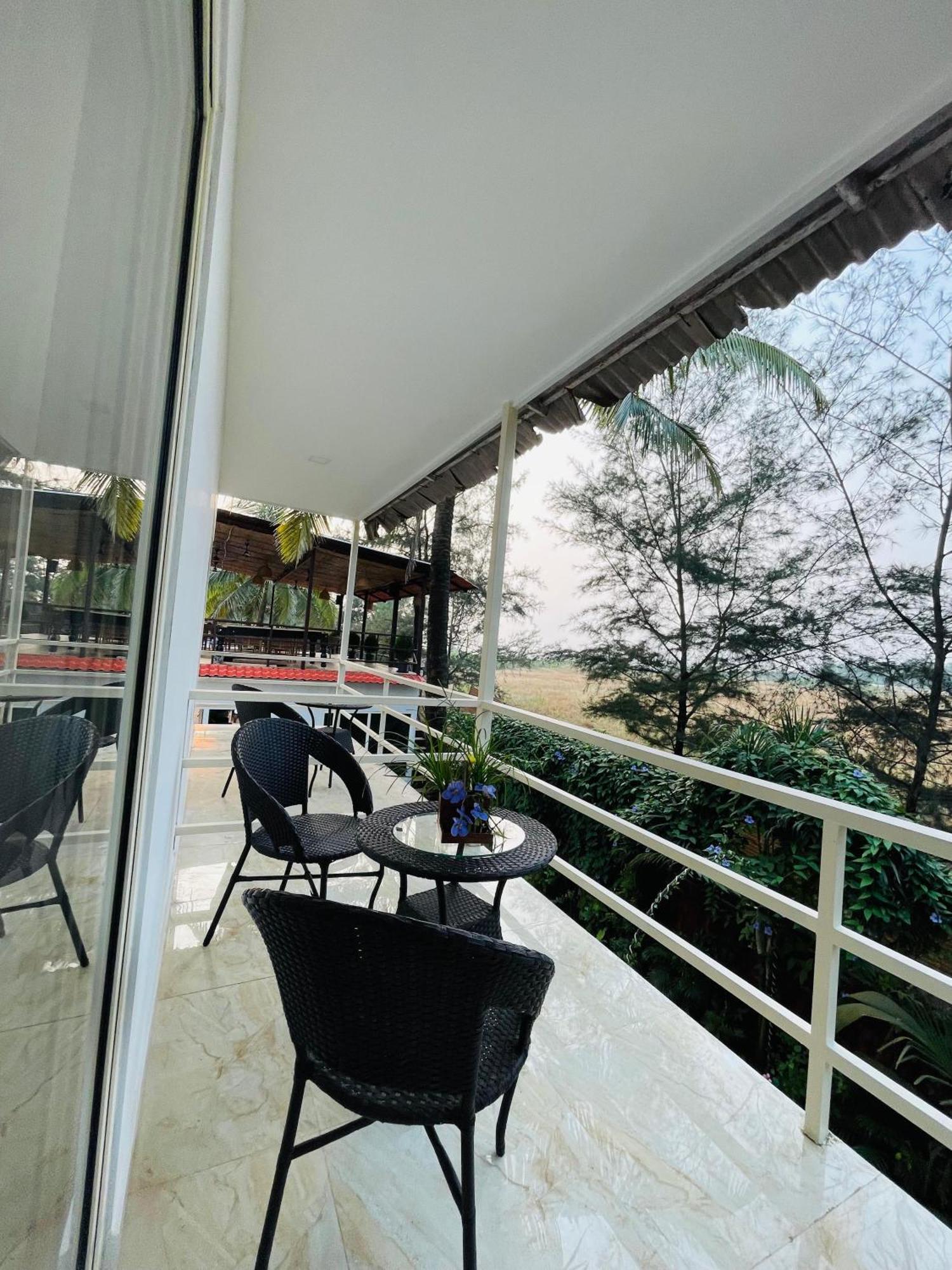 Arabian Sea Beach Resort Morjim Extérieur photo